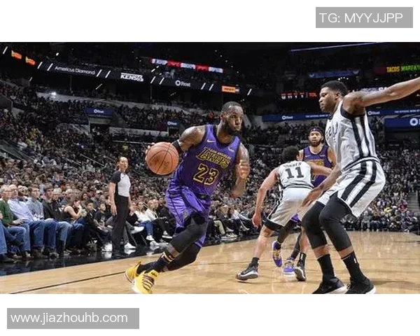 湖人对火箭半场比分揭晓精彩瞬间回顾与分析